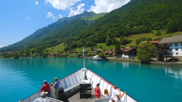 夏の時間に湖でボートを観光客 — ストック動画