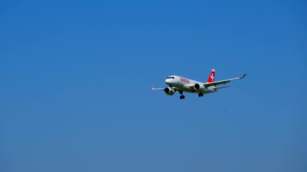 Самолет Swiss Airlines готовится к посадке — стоковое видео