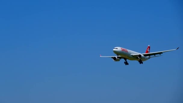 Avião da Swiss Airlines Company se preparando para pousar — Vídeo de Stock