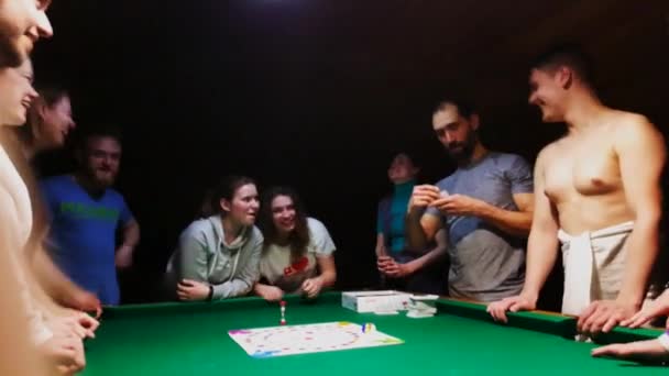 Les gens jouant jeu d'alias à la fête sur la table de billard — Video