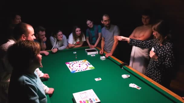 Άνθρωποι που παίζουν ψευδώνυμο παιχνίδι στο πάρτι στον πίνακα λιμνών — Αρχείο Βίντεο