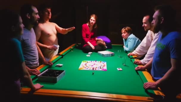 Люди играют в псевдонимы на вечеринке у бассейна — стоковое видео