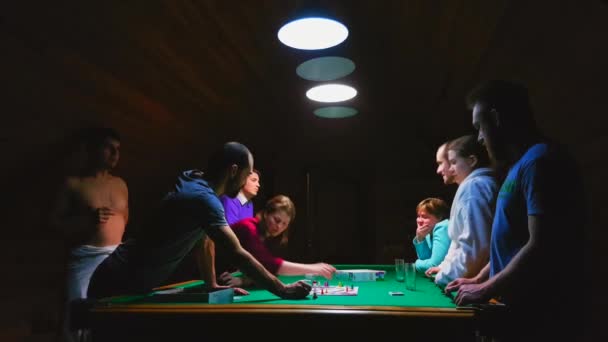 Gente jugando alias juego en la fiesta en la mesa de billar — Vídeo de stock
