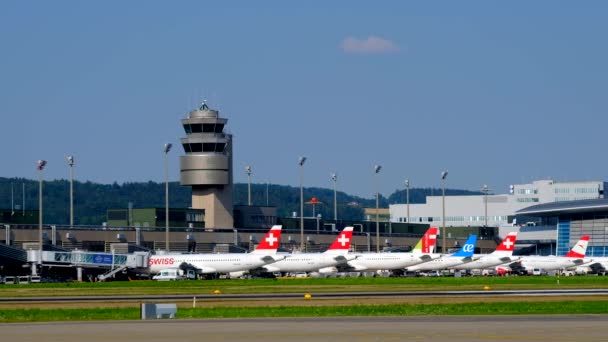 Zürich luchthaven landschap op moment van de dag — Stockvideo