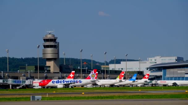 Zürich luchthaven landschap op moment van de dag — Stockvideo