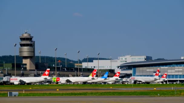 Zúrich aeropuerto paisaje en el día — Vídeo de stock