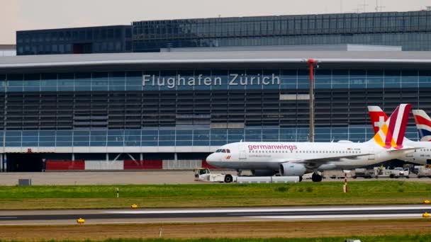 Zúrich aeropuerto paisaje en el día — Vídeos de Stock