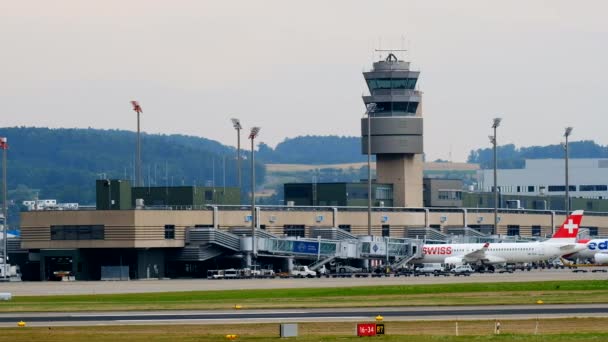 Zürich luchthaven landschap op moment van de dag — Stockvideo