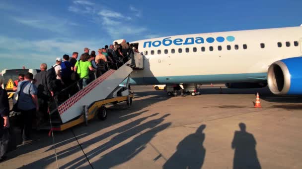 Embarquement de passagers sur les avions de la compagnie aérienne low cost Pobeda — Video