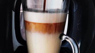 Kahve latte veya kapuçino otomatik makine yapma