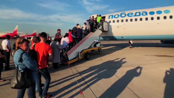 Passagerer boarding på fly af lavprisselskab selskab Pobeda – Stock-video