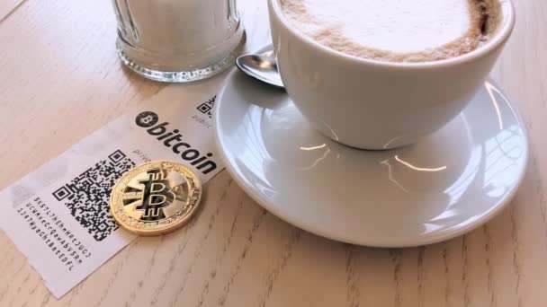 Bitcoin betaling in café. — Stockvideo