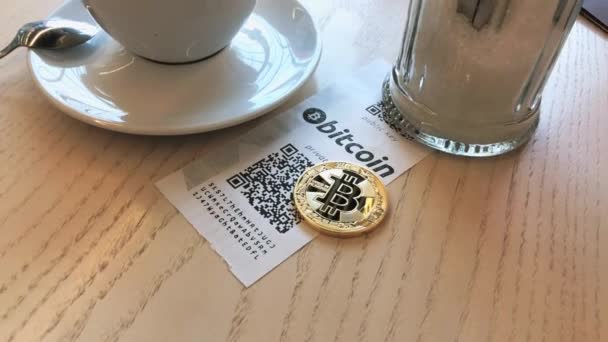 Bitcoin-Zahlung im Café. — Stockvideo