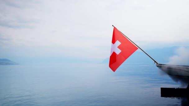 Drapeau de la Suisse flotte sur un bateau — Video