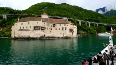 Chillon Castle Cenevre Gölü boyunca turistik gemi yelken.