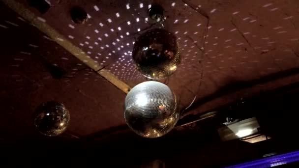 Disco spiegelbal in de nachtclub — Stockvideo