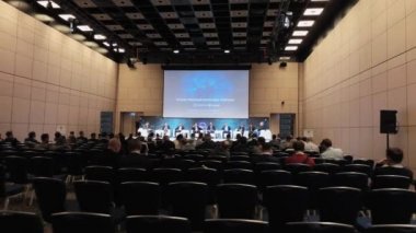 Konferans salonu Konuşmacıları seyirci dinler