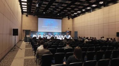 Konferans salonu Konuşmacıları seyirci dinler