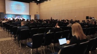 Konferans salonu Konuşmacıları seyirci dinler