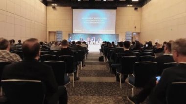 Konferans salonu Konuşmacıları seyirci dinler