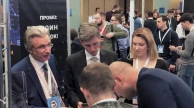 Ziyaretçi iş konferans salonunda sohbet