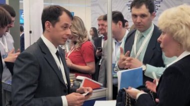 Ziyaretçi iş konferans salonunda sohbet