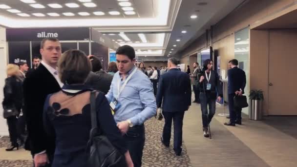 Los visitantes de la conferencia de negocios conversan en la sala — Vídeos de Stock
