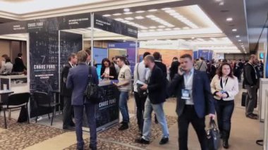 Ziyaretçi iş konferans salonunda sohbet