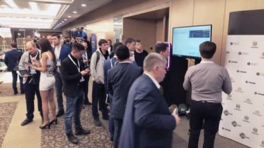 Ziyaretçi iş konferans salonunda sohbet