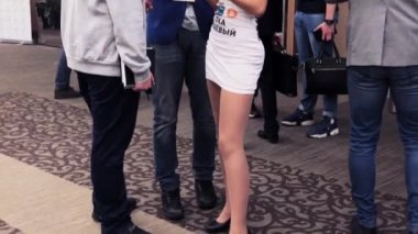 Ziyaretçi iş konferans salonunda sohbet