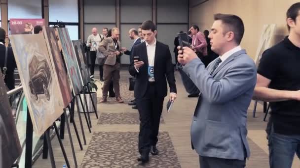 Les visiteurs de la conférence d'affaires conversent à la salle — Video