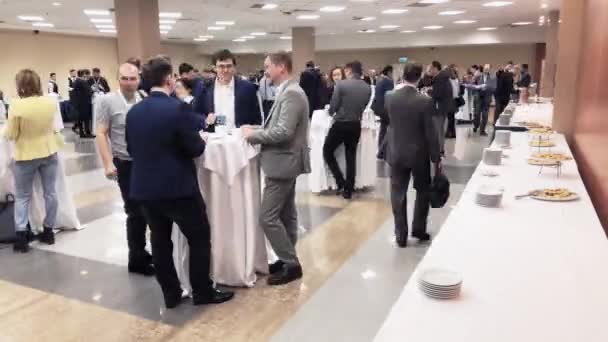 Pengunjung konferensi bisnis memiliki coffee break, time lapse — Stok Video