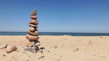 Deniz kıyısına bir piramit içinde çakıl