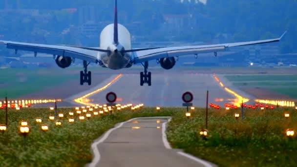 Aterrizaje del avión en el aeropuerto — Vídeo de stock
