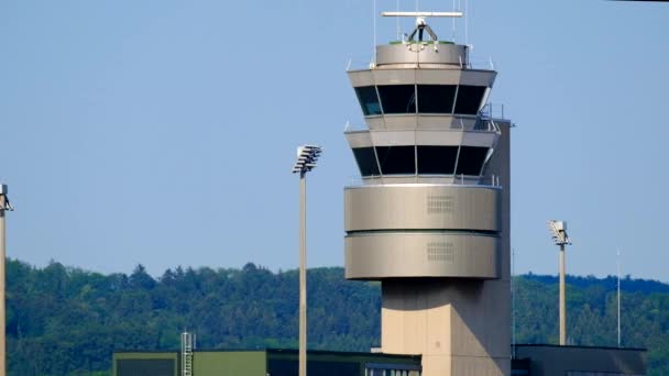 Torre di controllo del traffico all'aeroporto internazionale — Video Stock