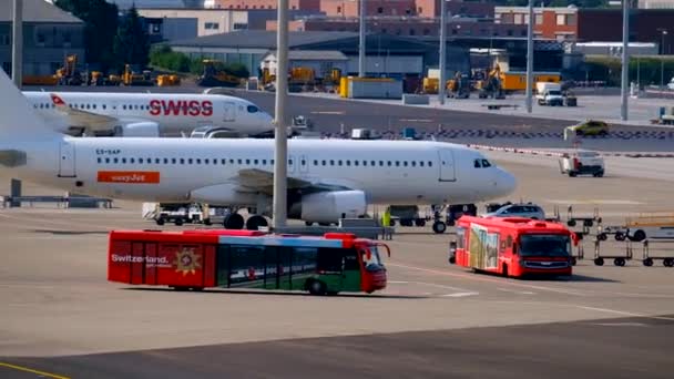 Paysage de l'aéroport de Zurich le jour — Video