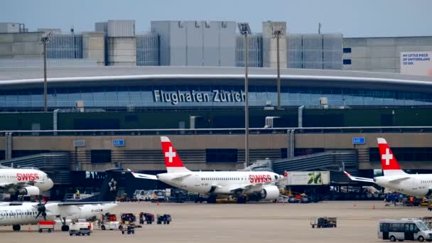 Zürich, Schweiz - 19. Juli 2018: Zürcher Flughafenpanorama bei Tag