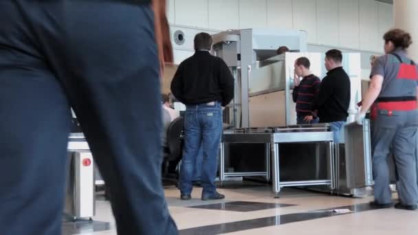 Inspeção de segurança de passageiros no aeroporto internacional Domodedovo — Vídeo de Stock