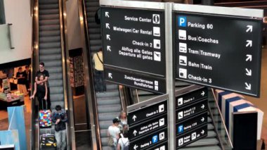 Uluslararası havaalanında yürüyüş yolcu