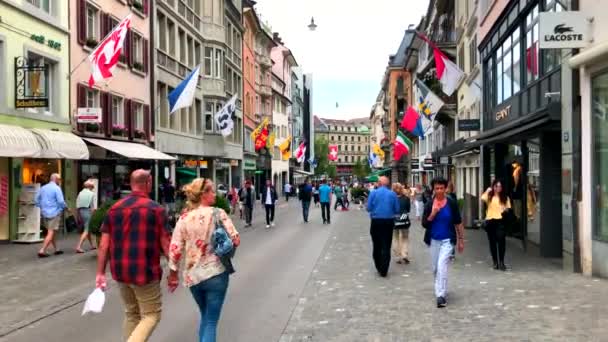 Toeristen bezoeken oude stad voetgangers straat en eten in het restaurant — Stockvideo