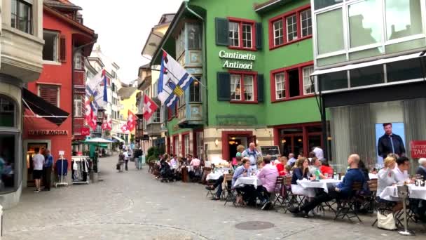 Turista látogasson el a régi város sétáló utcája, és enni az étteremben — Stock videók