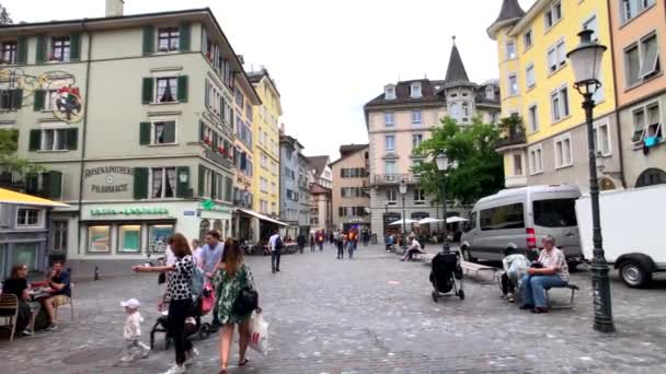 Toeristen bezoeken oude stad voetgangers straat en eten in het restaurant — Stockvideo