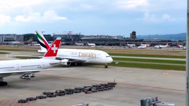 Emirates Airlines taxi aereo di giorno all'aeroporto internazionale di Zurigo — Video Stock