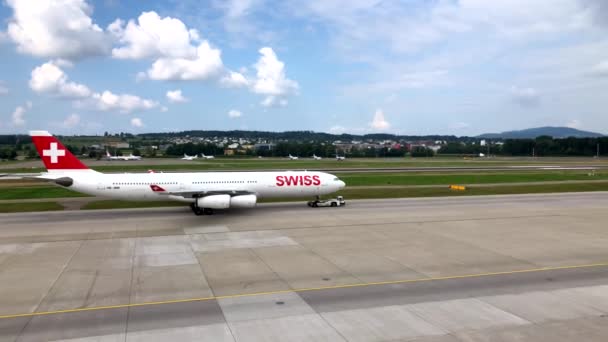 Zürich Schweiz Juli 2018 Swiss Airlines Flugzeug Rollt Tagsüber Auf — Stockvideo