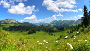 Yaz saati dağ panoramik manzarası