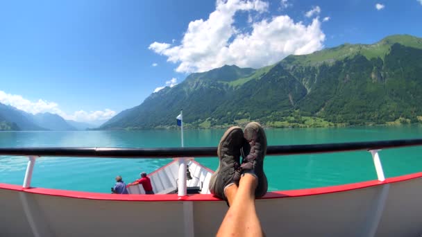 POV viajando en barco en el lago Brienz a la hora de verano en Suiza . — Vídeo de stock