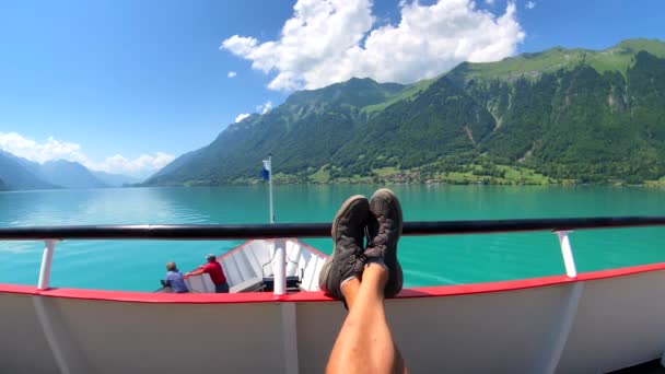 POV reser med båt på Brienz sjön på sommaren i Schweiz. — Stockvideo