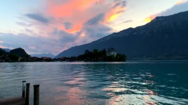 Yaz İsviçre manzara. Brienz Gölü yakınlarında Isetwald Köyü