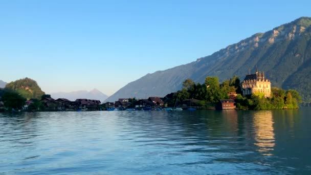 Sommaren Schweiz landskap. Brienz sjö nära Isetwald — Stockvideo