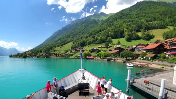 POV reser med båt på Brienz sjön på sommaren i Schweiz. — Stockvideo